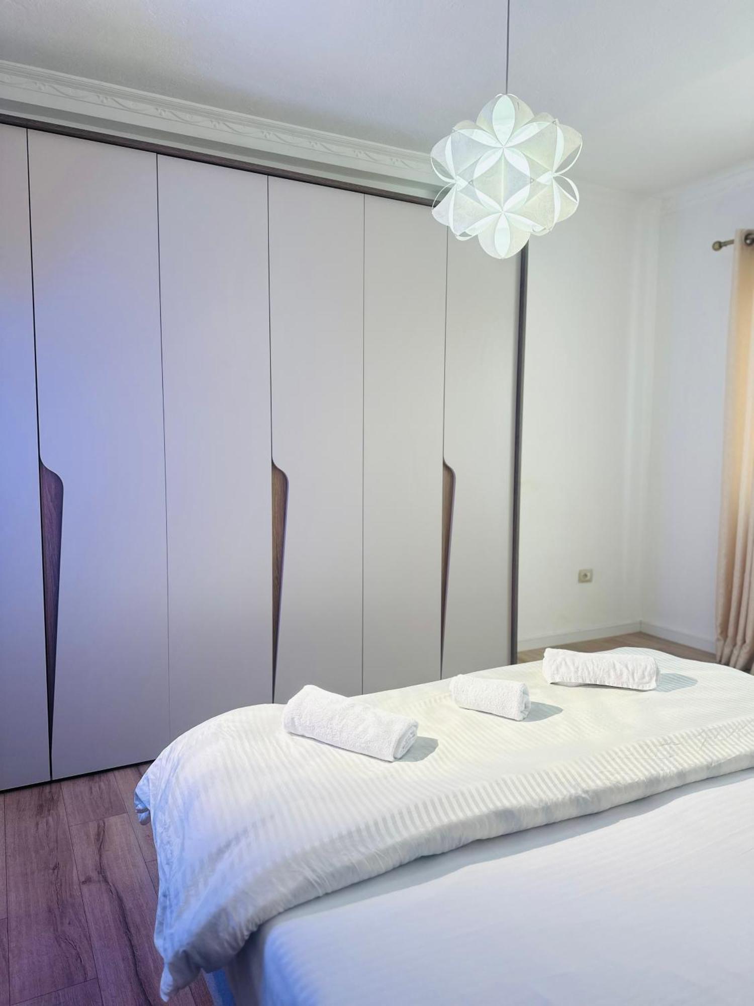 Bllok: Central Cozy Stay, 24/7 Self Check-In ติรานา ภายนอก รูปภาพ